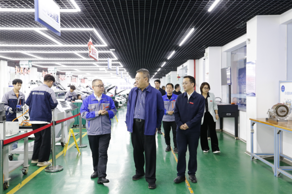 重庆市纪委副书记、市监委副主任章榕(左二)一行参观学校汽车维修工国家级技能大师工作室,学校党委书记张绍荣(右一),党委委员、纪委书记、监察专员彭祖辉陪同调研。.png