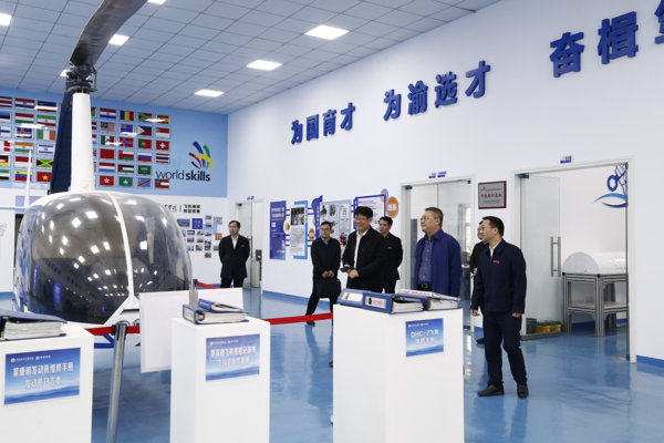 重庆市纪委副书记、市监委副主任章榕(右二)一行参观学校世界技能大赛飞机维修项目集训基地,学校党委书记张绍荣(右一),党委委员、纪委书记、监察专员彭祖辉陪同调研.png